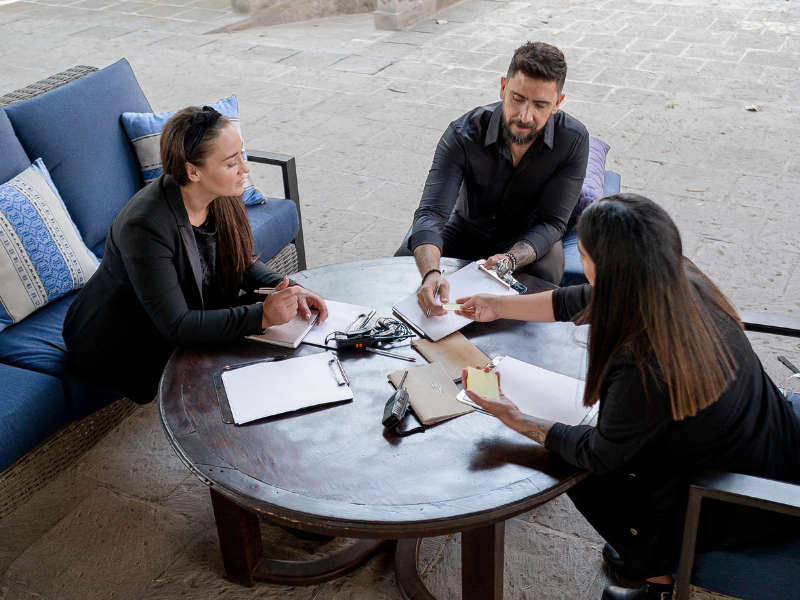 Equipo de trabajo realizando la organización de un evento en Hacienda Claustro Santa Fe